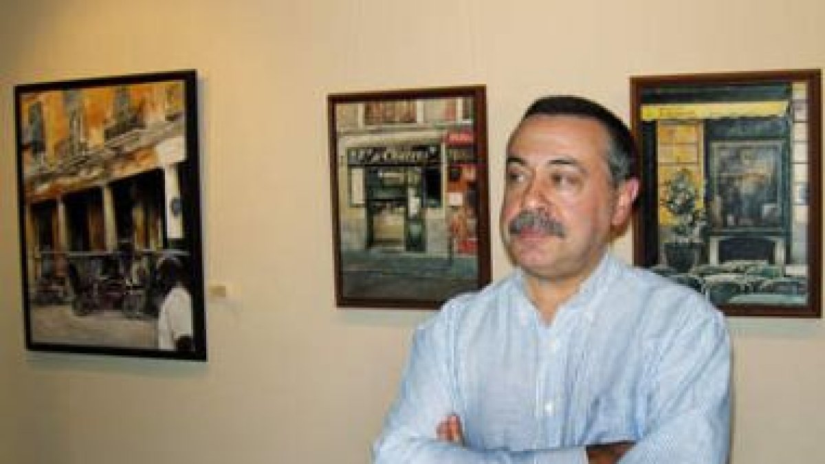 Tomás Castaño posa ante algunas de las obras que expone la galería Sharon Art.