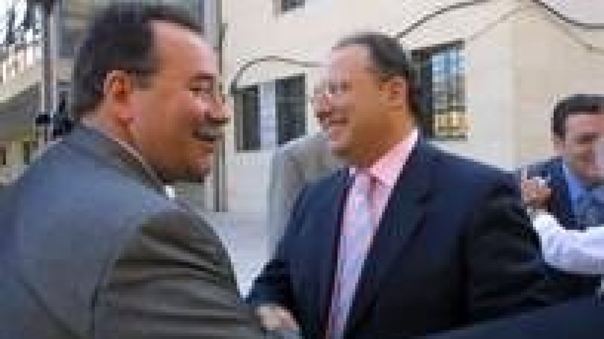 Eduardo Fernández, delegado de la Junta, saluda a Ricardo González Saavedra, ayer en Puente