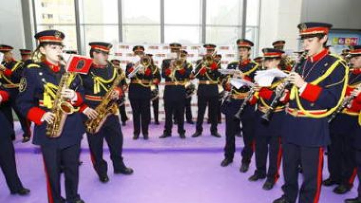 Intervención de bandas de Semana Santa en el León Plaza.