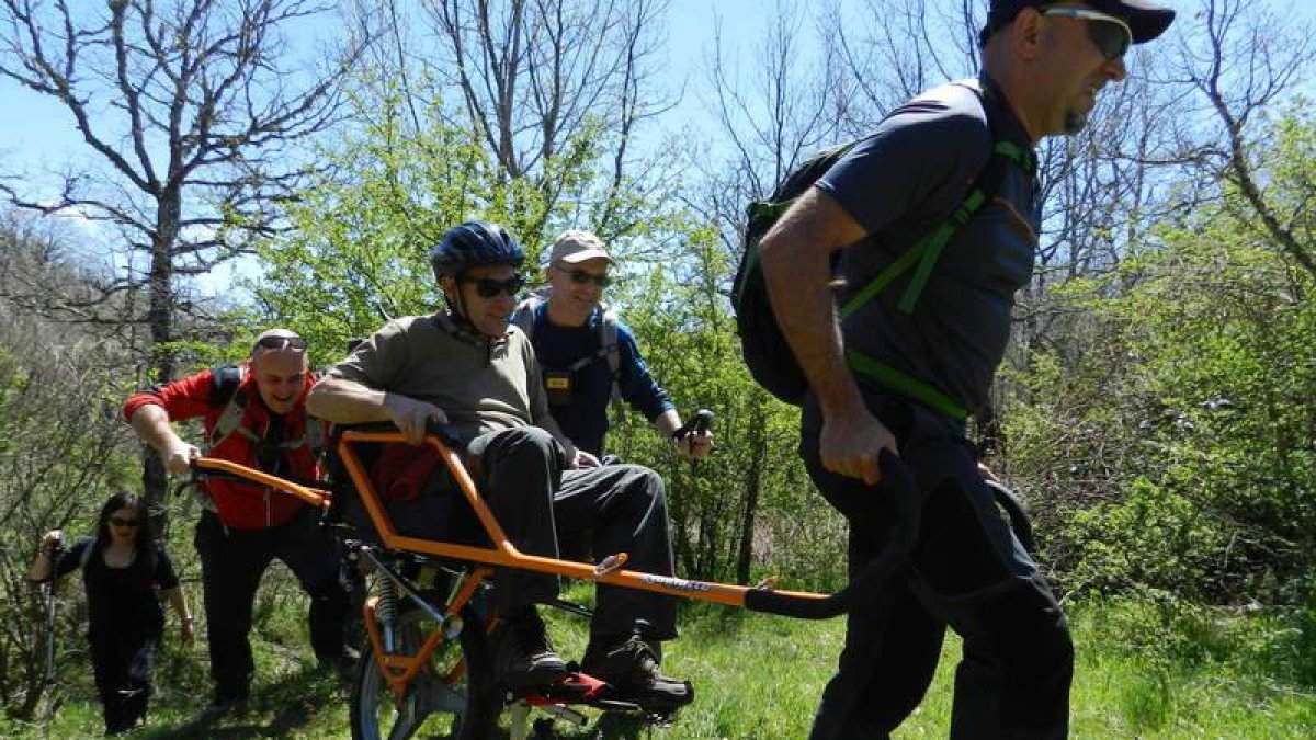 Una de las actividades de montañismo inclusivo con la 'joeëlette'