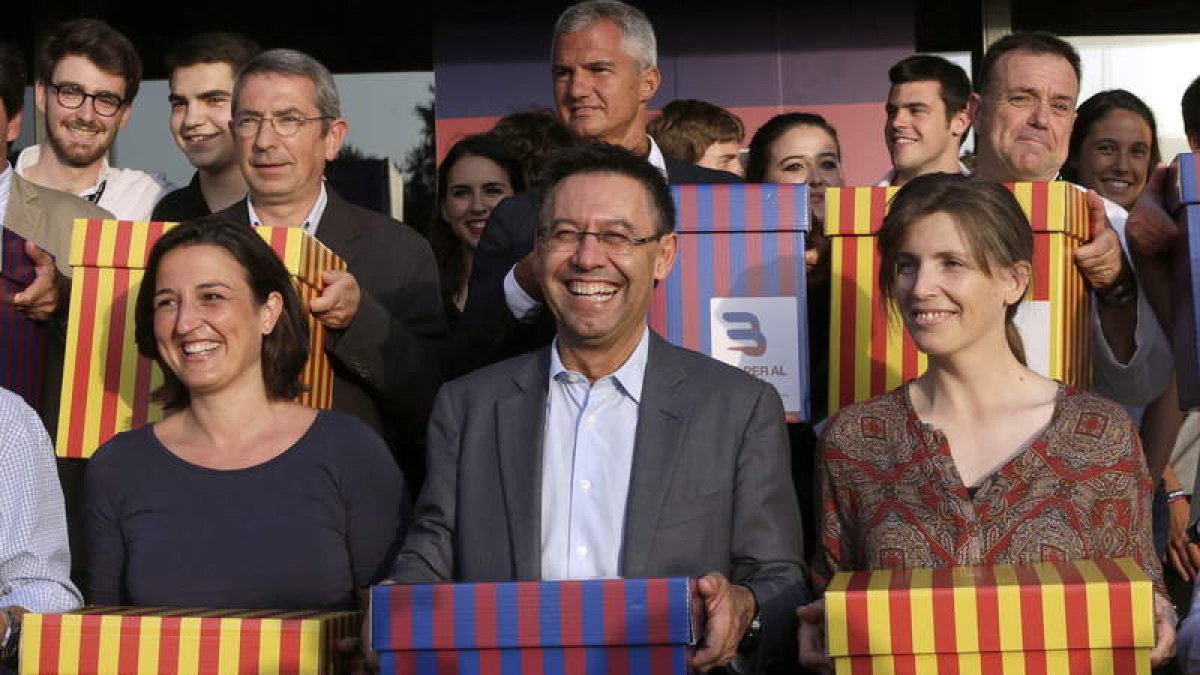 Bartomeu presenta las firmas que avalan su candidatura.