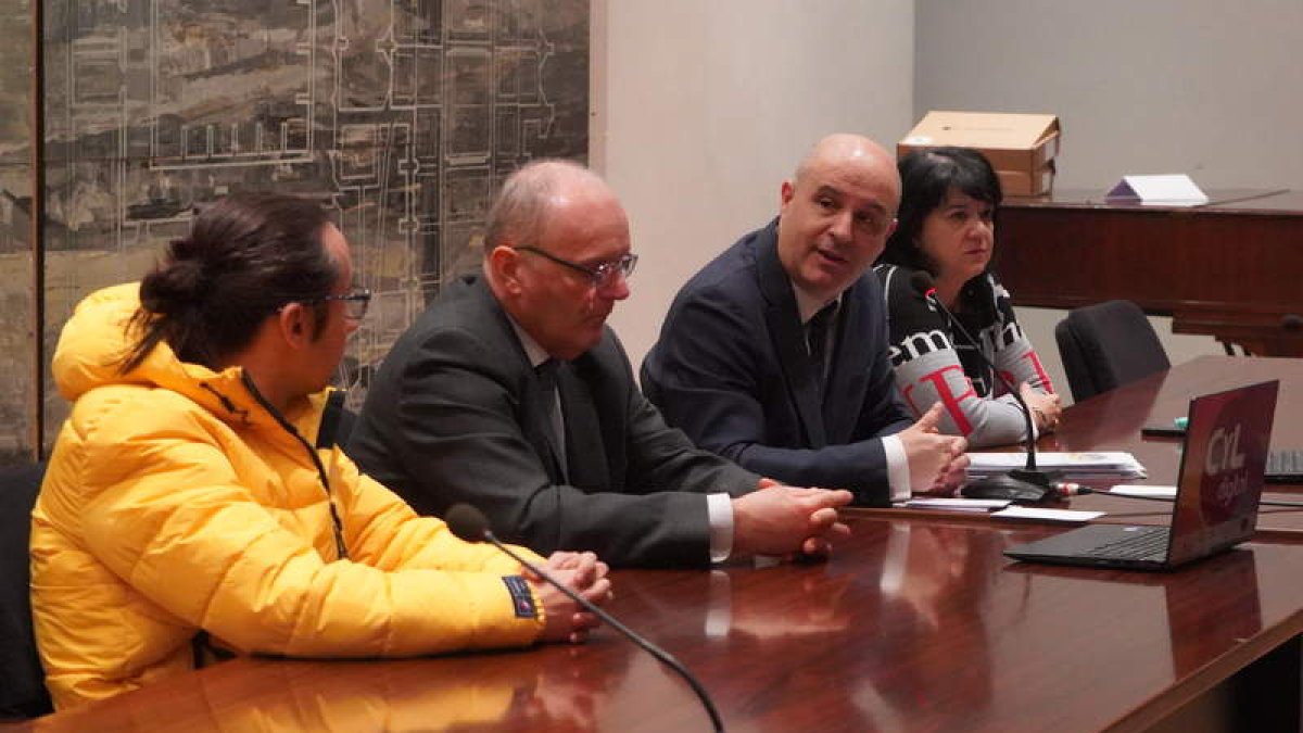 Llorente mira a Víctor Álvarez, edil de Valverde, para alabar el dinamismo digital del municipio. J. NOTARIO
