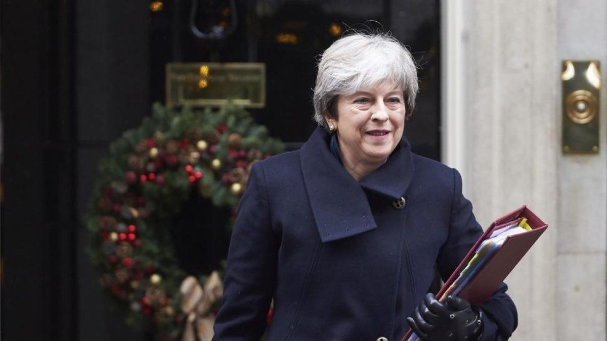 La primera ministra británica, Theresa May, abandonando la residencia gubernamental de Downting Street.