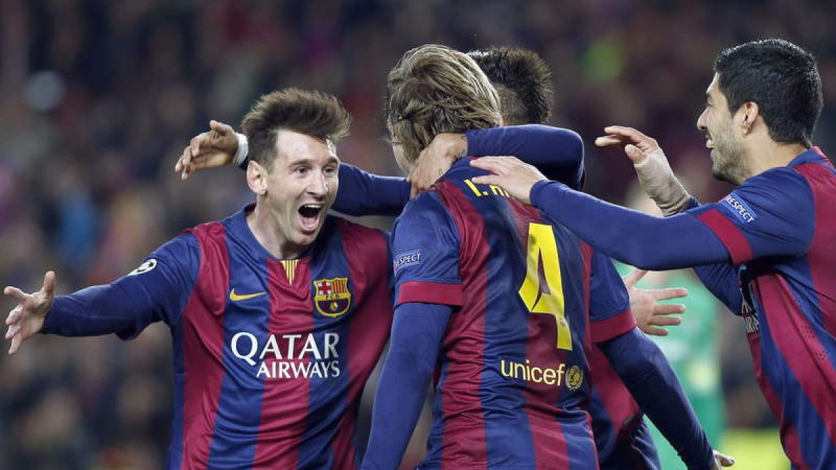 Ivan Rakitic recibe la felicitación de sus compañeros Leo Messi y Luis Suárez tras marcar el gol que dio el triunfo al Barcelona