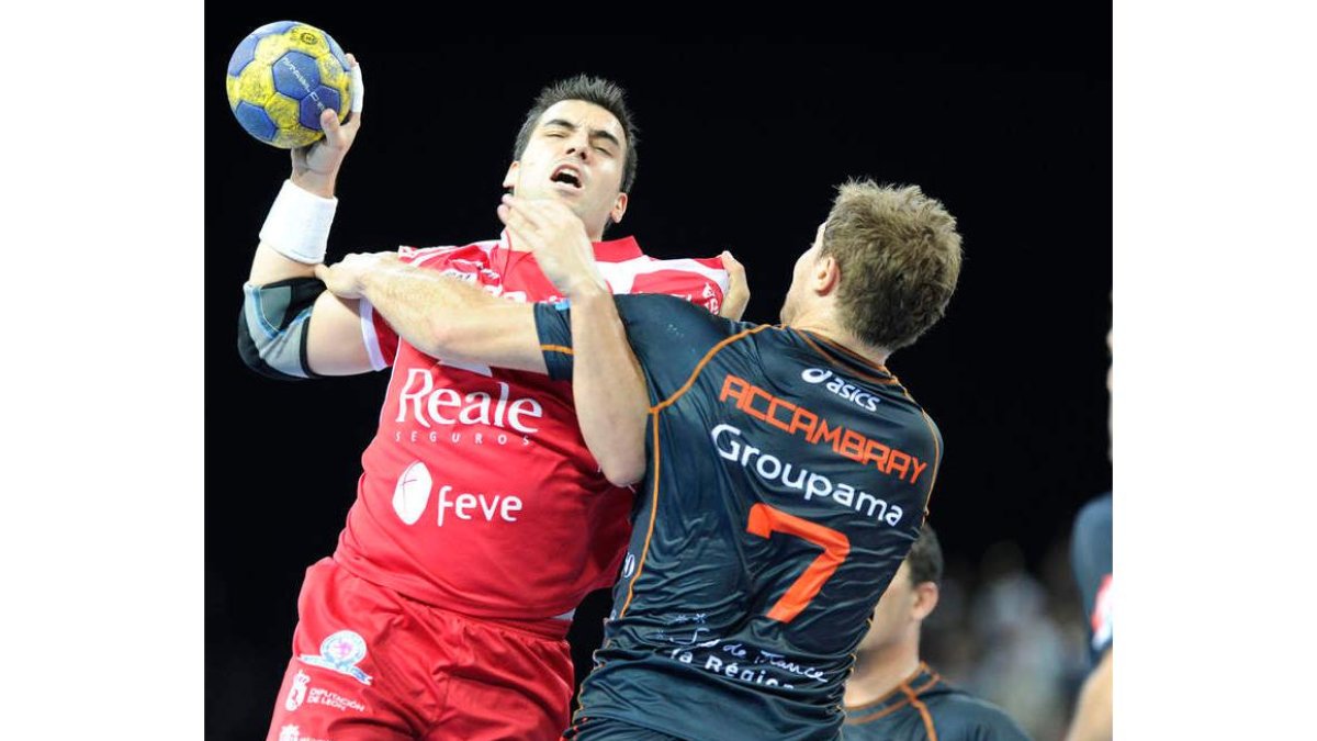 Carlos Ruesga entra con decisión entre la pegajosa defensa del Montpellier pero es bloqueado sin contemplaciones por Accambray.