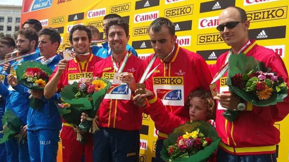 Arcilla, primero por la derecha en el podio con su medalla de bronce lograda con España. RFEA
