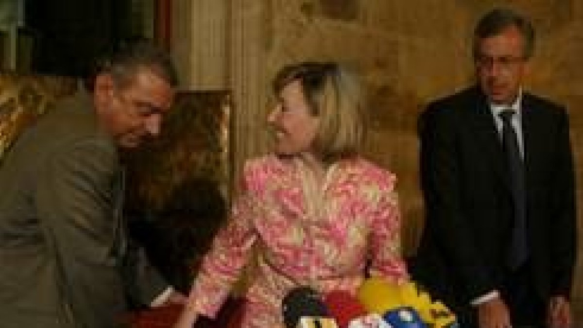 Amparo Valcarce, entre González Palacios y Juan Rodríguez Zapatero, del colegio de Abogados