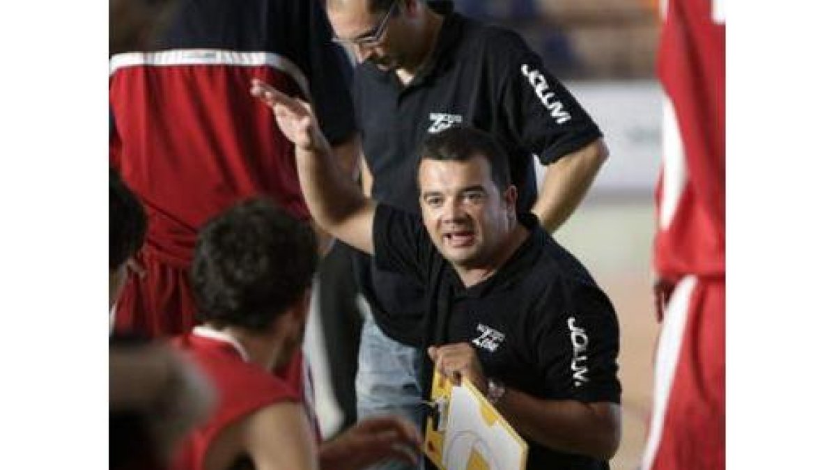 El técnico leonés, Javi de Grado, da instrucciones.