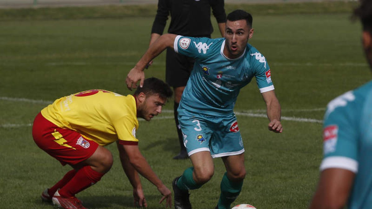 El Atlético Astorga defiende su condición de líder frente a un rival exigente como La Virgen. MIGUEL F.B.