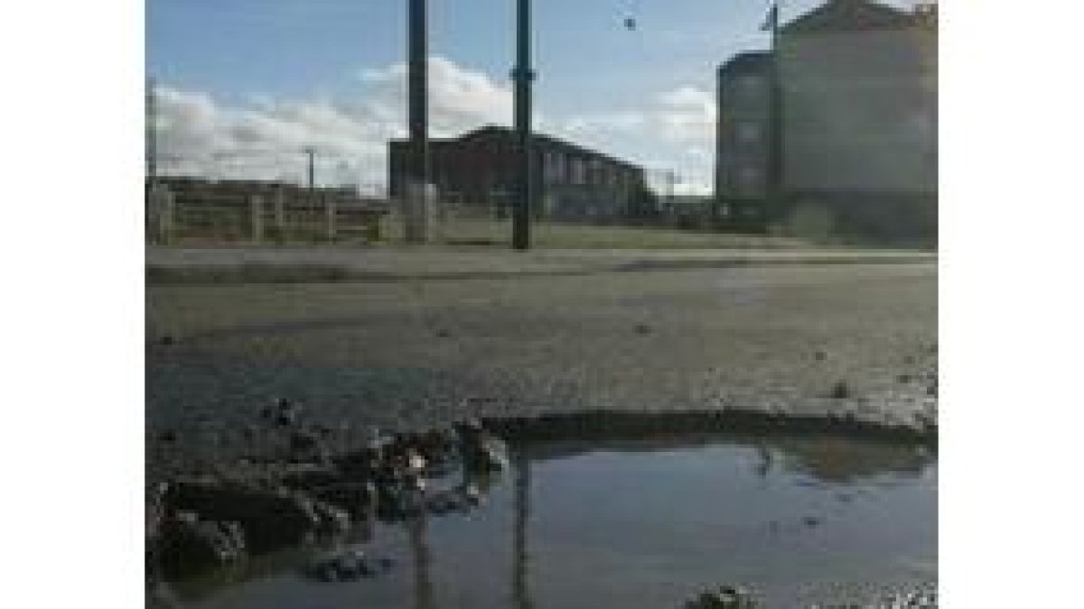 La calle Jorge Manrique presenta este aspecto desde hace años, a pesar de los constantes parcheos
