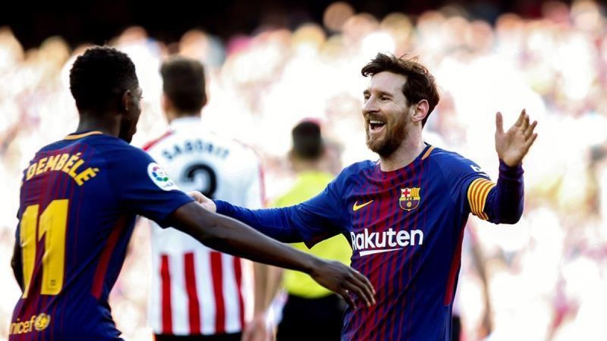 El delantero argentino del FC Barcelona, Lionel Messi (d), celebra su gol con el delantero francés Dembélé (i), durante el partido contra el Athletic de Bilbao correspondiente a la jornada 29 de LaLiga en el Estadio Camp Nou de Barcelona.