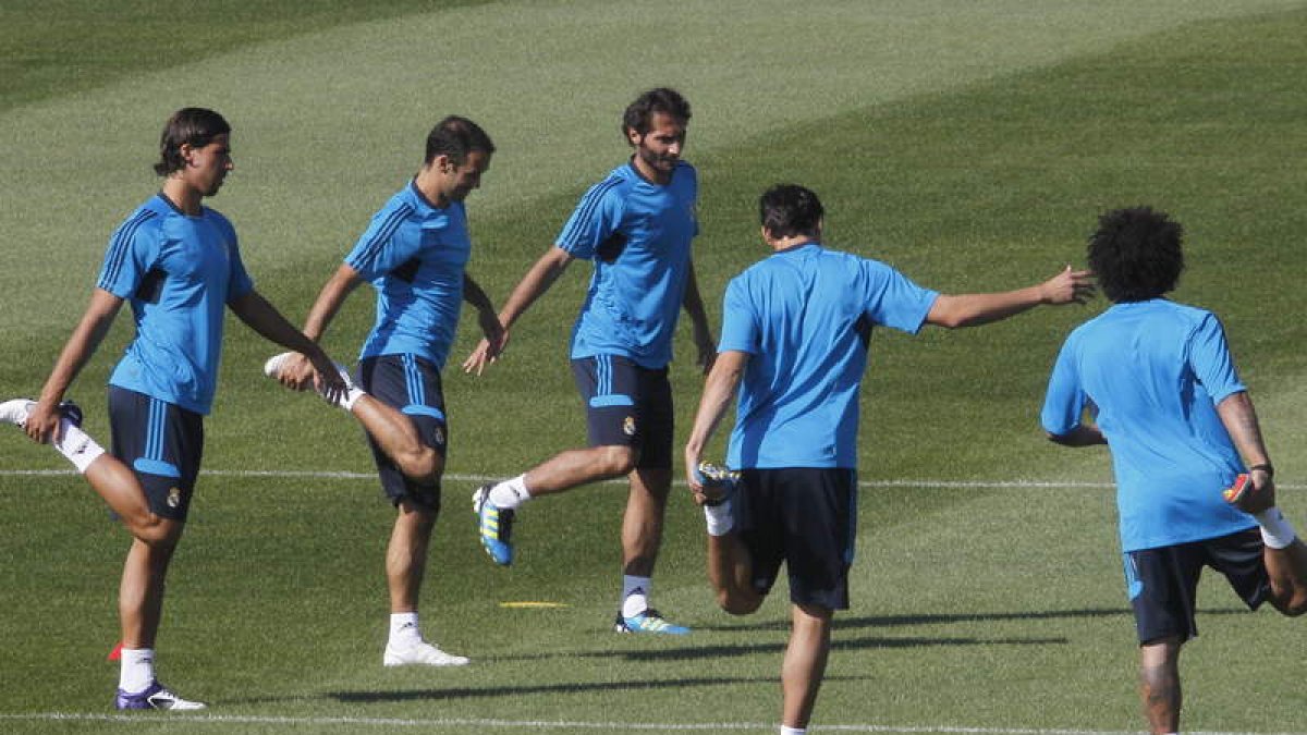 Los futbolistas del Real Madrid, durante el entrenamiento para preparar el partido contra el Ajax.