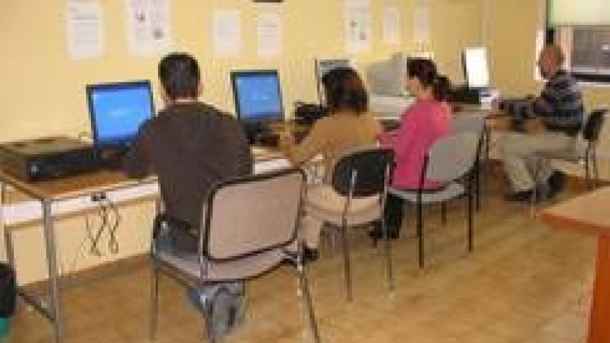 Varias personas trabajan en los ordenadores de la biblioteca del conservatorio de música
