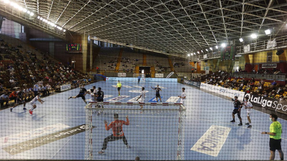 Los socios y aficionados del Abanca Ademar podrán regresar al Palacio de Deportes a partir del próximo martes. JESÚS F. SALVADORES