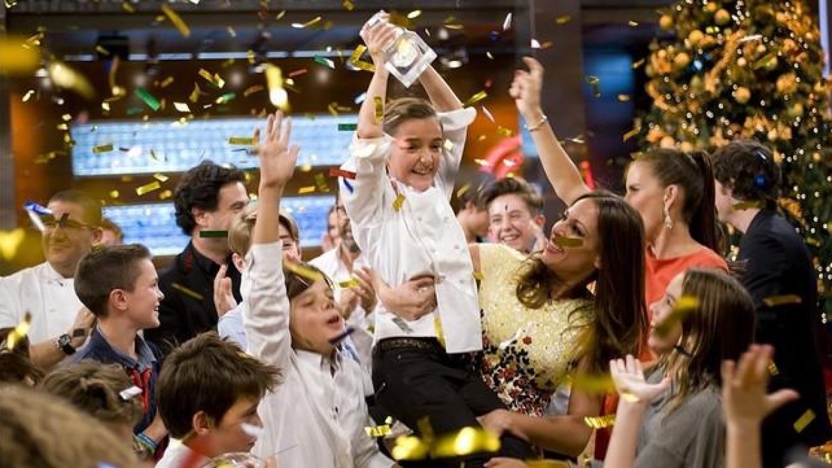 María, con el premio que la acredita como ganadora de 'Masterchef junior 3'.