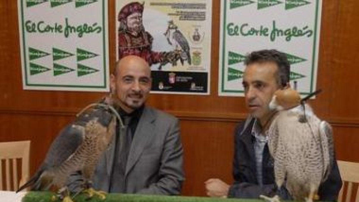 Juan Carlos Vázquez, director de comunicación de El Corte Inglés, que patrocina la cita, y Pérez Gue
