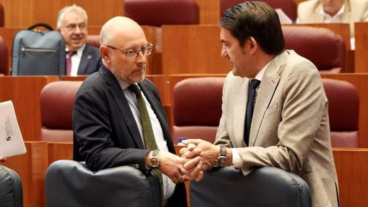 Juan Carlos Suárez-Quiñones, conversa con el procurador de Vox Ignacio Sicilia. LETICIA PÉREZ