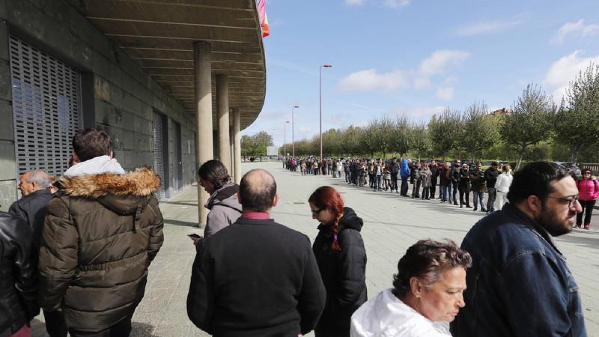 Colas para eel cásting que hoy volverá a repetirse en los bajos del estadio de fútbol. JESÚS F. SALVADORES
