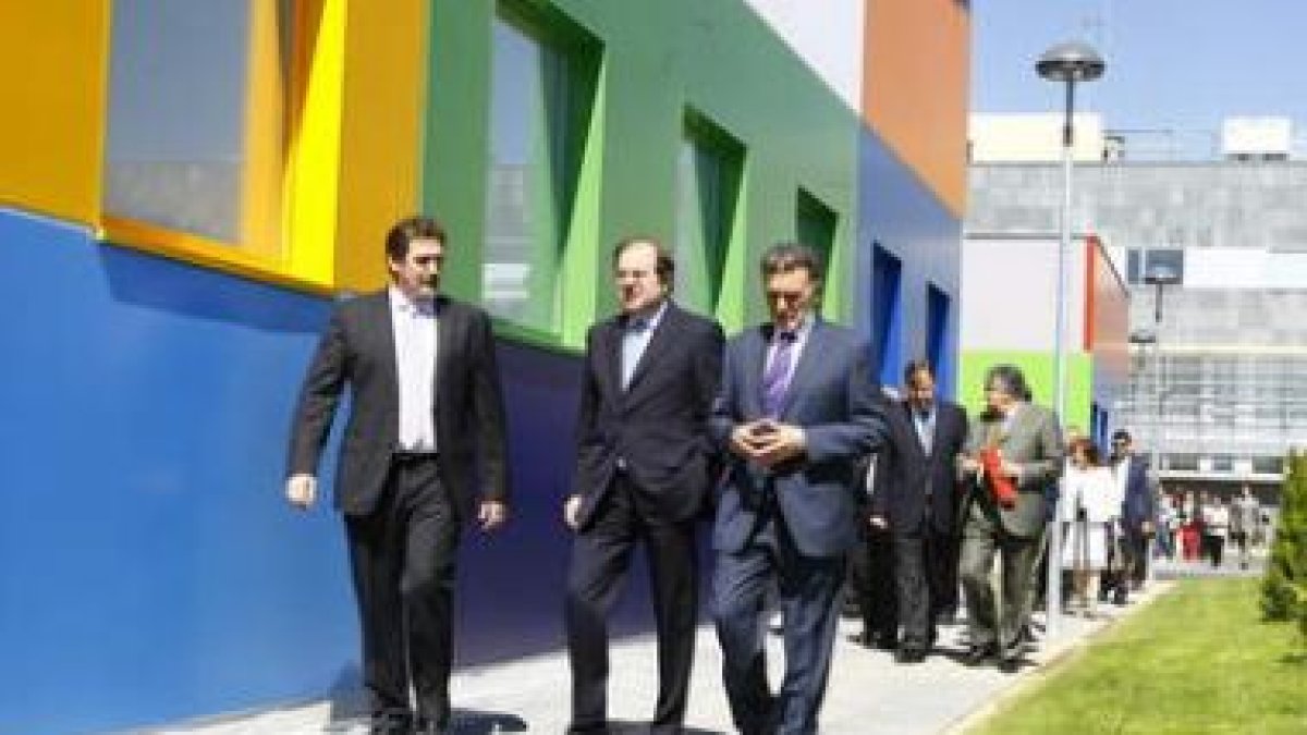 Herrera, Villanueva y Silván atienden a las explicaciones de una de las investigadoras de Biomar