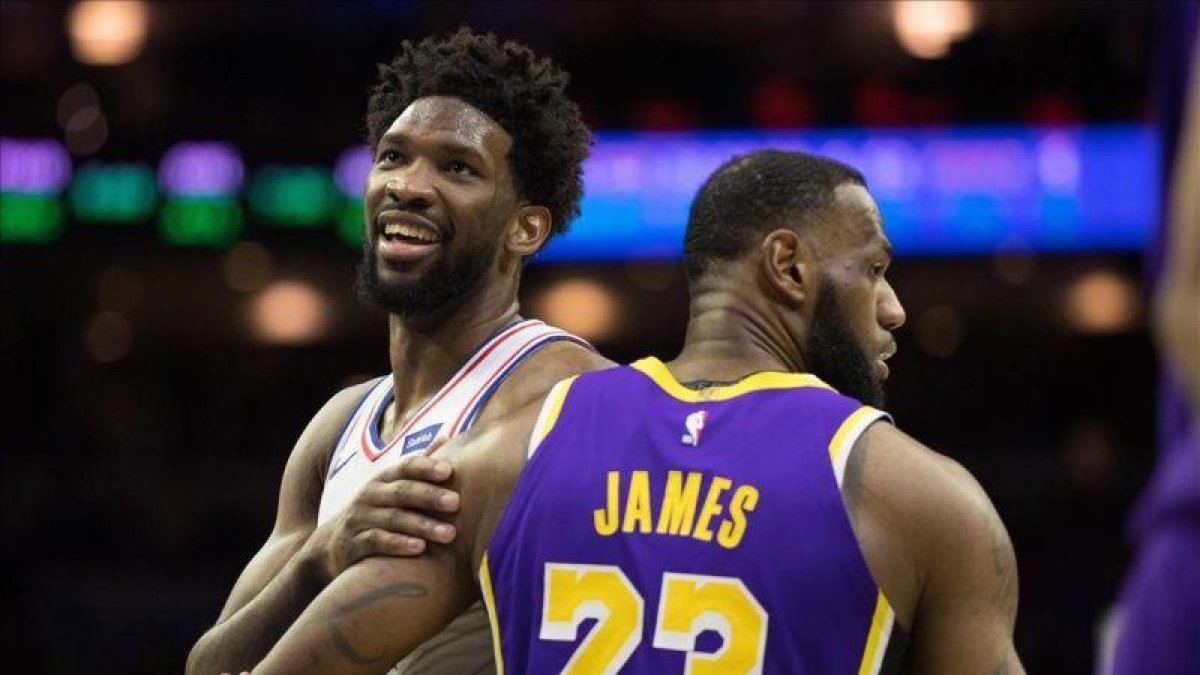 Lebron James, la gran figura de la NBA, junto a Joel Embiid, uno de las estrellas emergentes con la que estará en Charlotte.