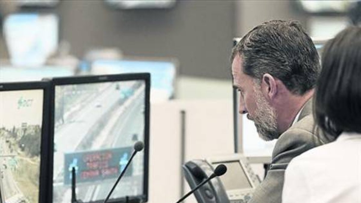 Felipe, ayer, ante una pantalla de control de la sede central de la Dirección General de Tráfico, en Madrid.