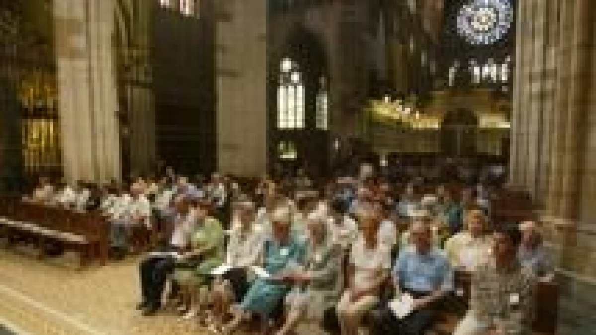 Los más de cincuenta misioneros celebraron al mediodía una misa en la Catedral