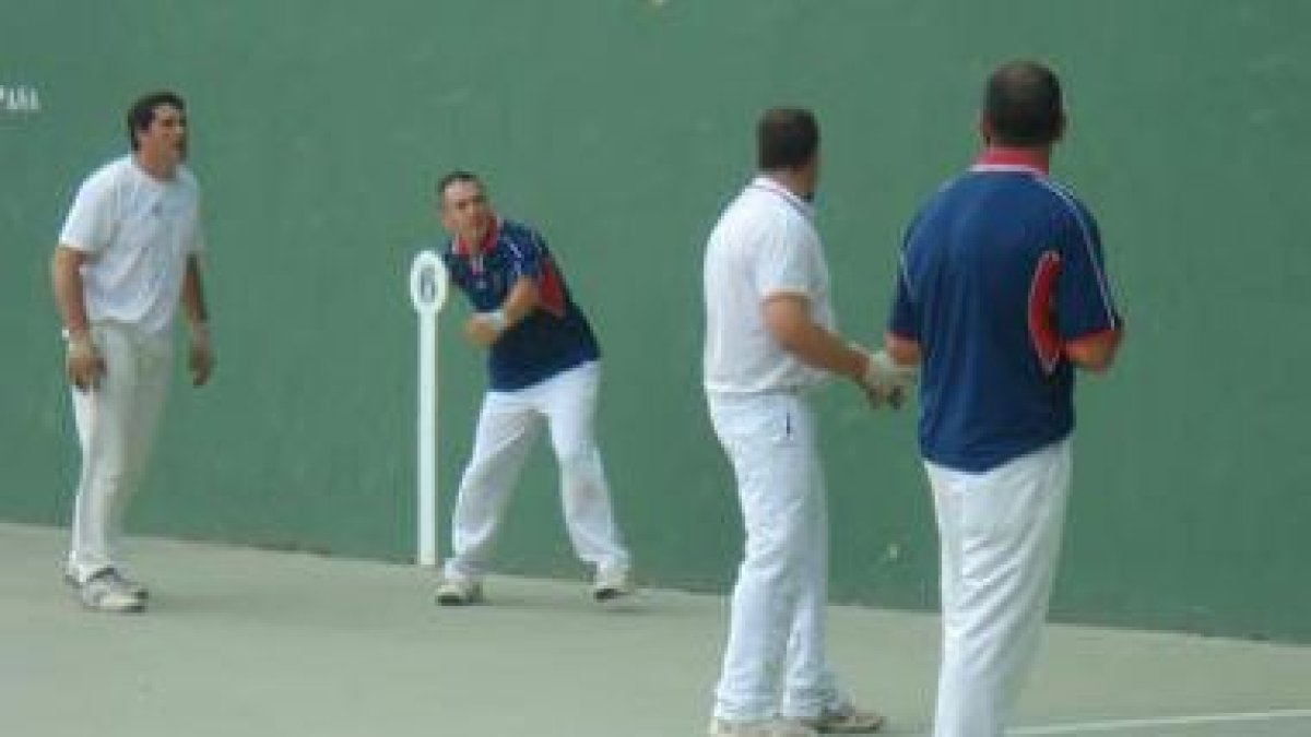 Pelotaris de las localidades de Santas Martas y Villamuñío en su partido de la primera jornada.