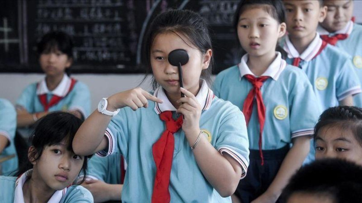 Alumnos de un colegio de Huzhou comprueban su agudeza visual en clase.