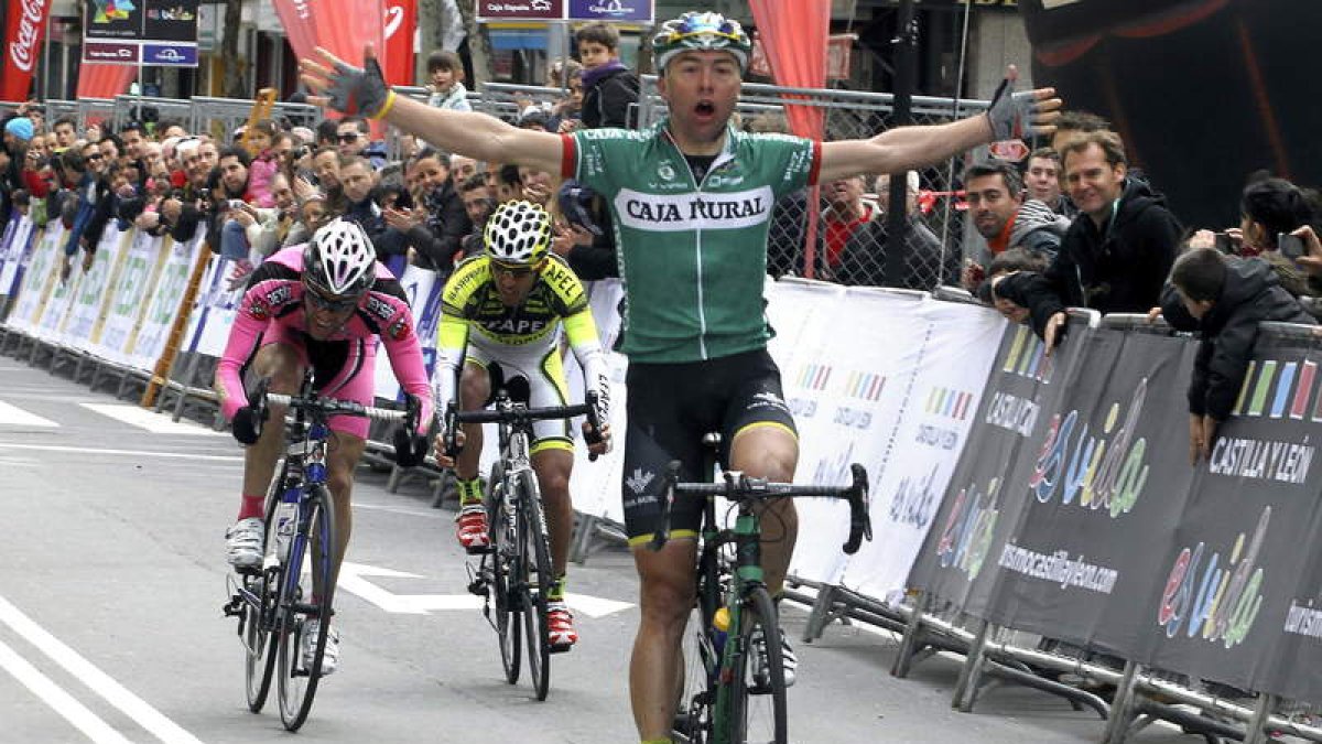 Cardoso levanta los brazos tras ganar al esprint seguido de Sanz y Pacheco, con maillot rosa.