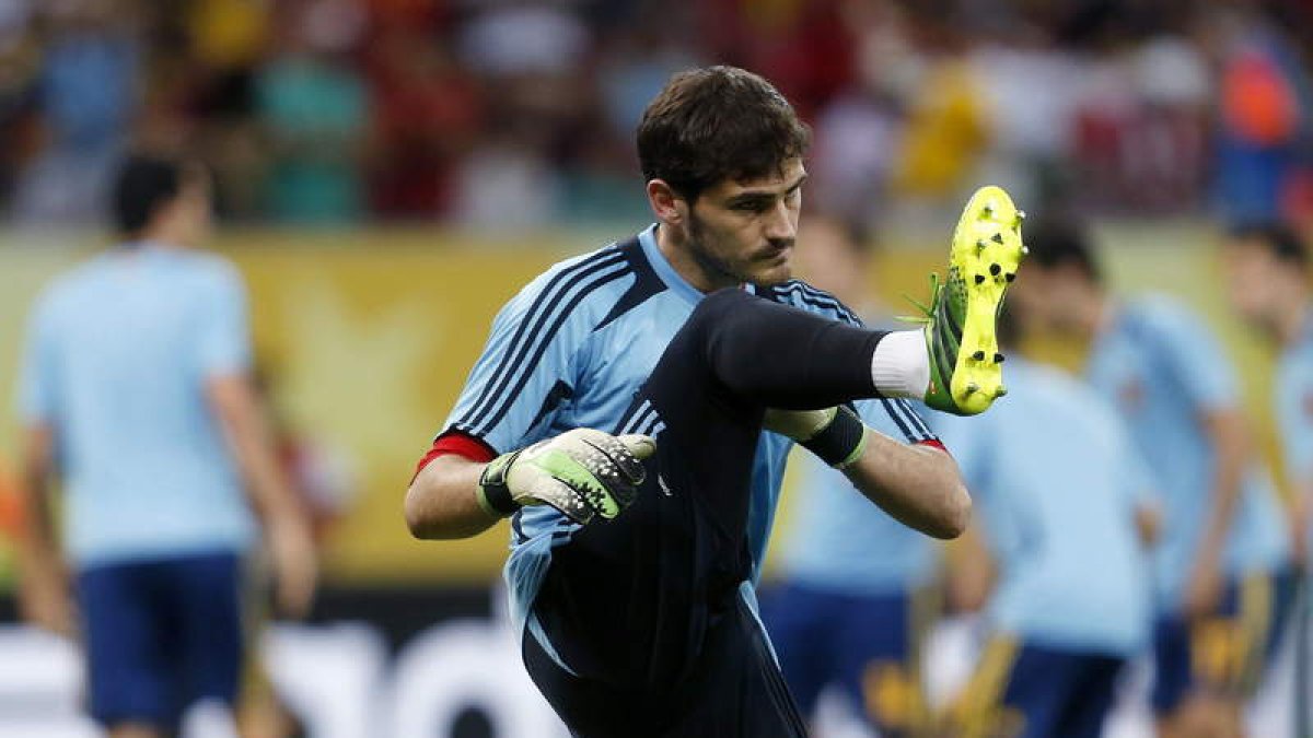 El portero de La Roja Iker Casillas calienta momentos antes del inicio del partido.