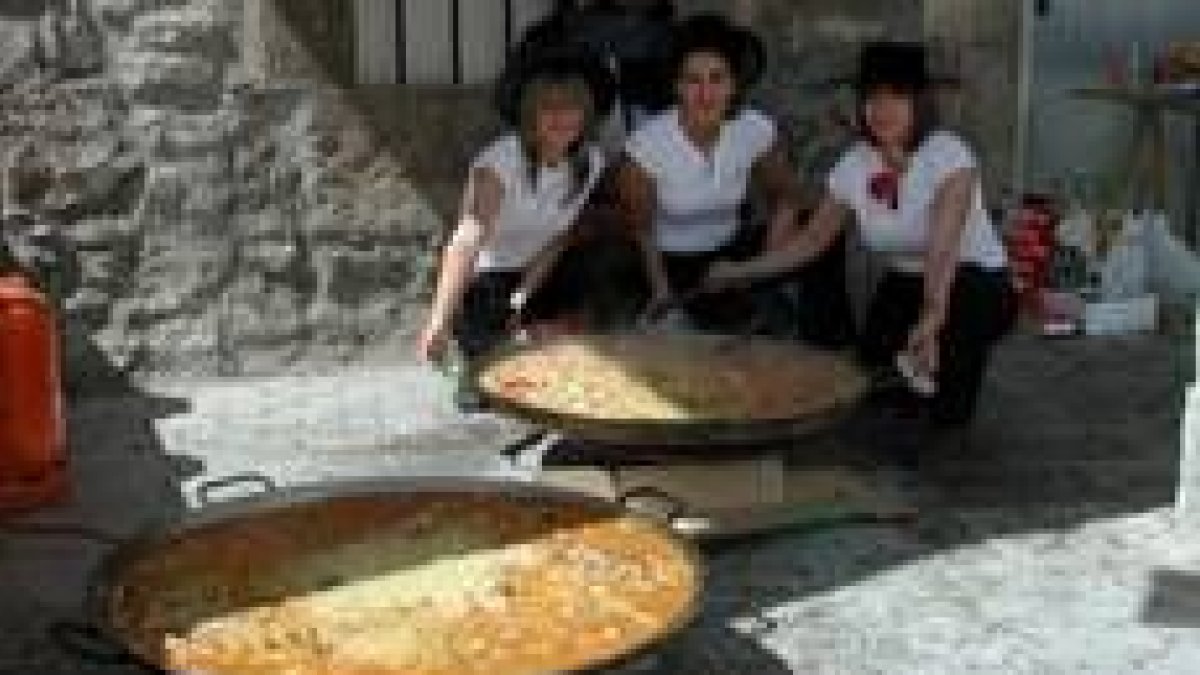 Los responsables del restaurante La Estacada cocinaron la paella en La Pola