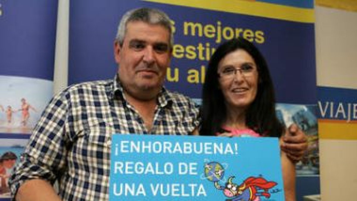 Elena y Adolfo García Tascón con el premio simbólico del viaje.