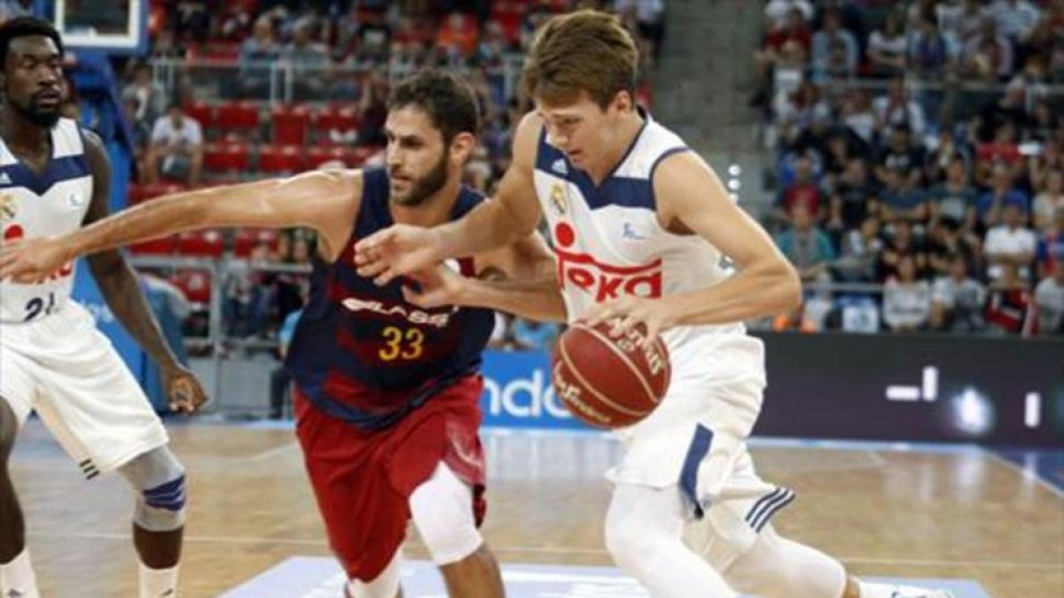 Doncic conduce el balón presionado por el azulgrana Perperoglou en un reciente Barça-Madrid