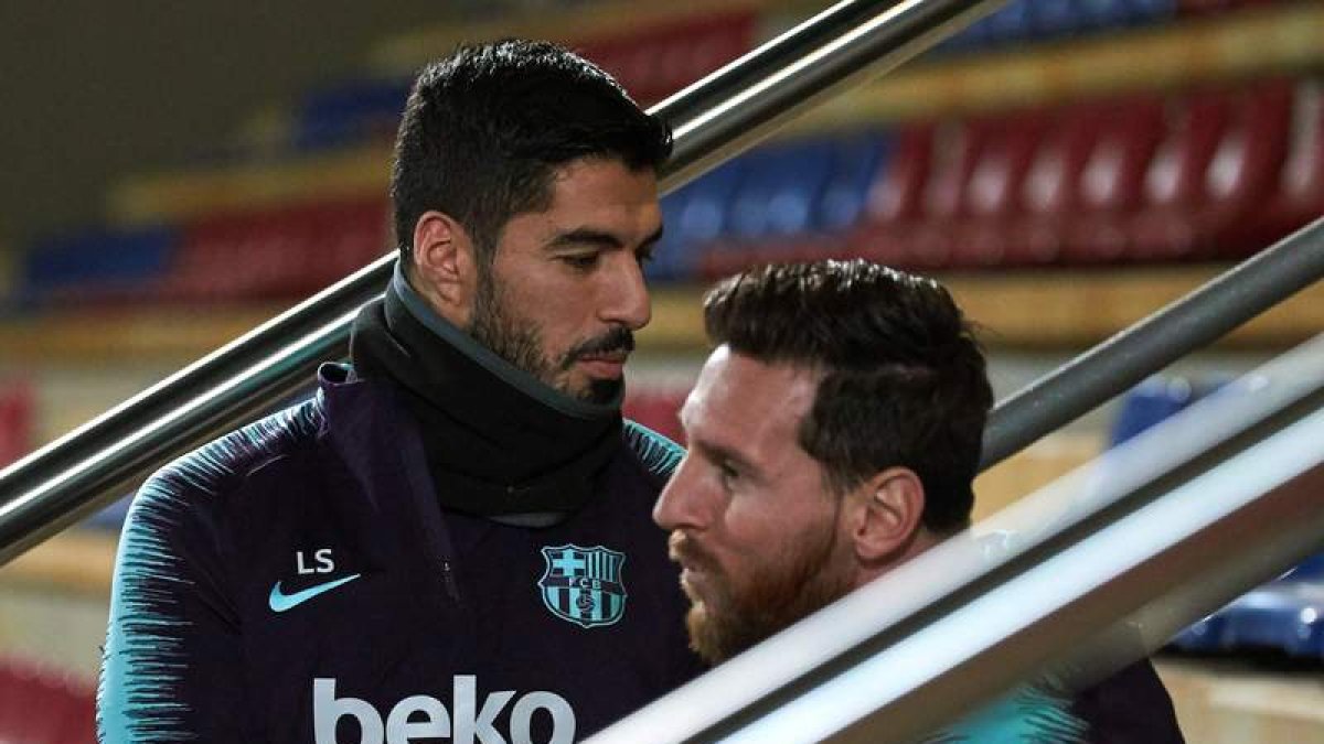 Suárez y Messi, a su salida al entrenamiento del equipo en la Ciudad Deportiva Joan Gamper. A. GARCÍA