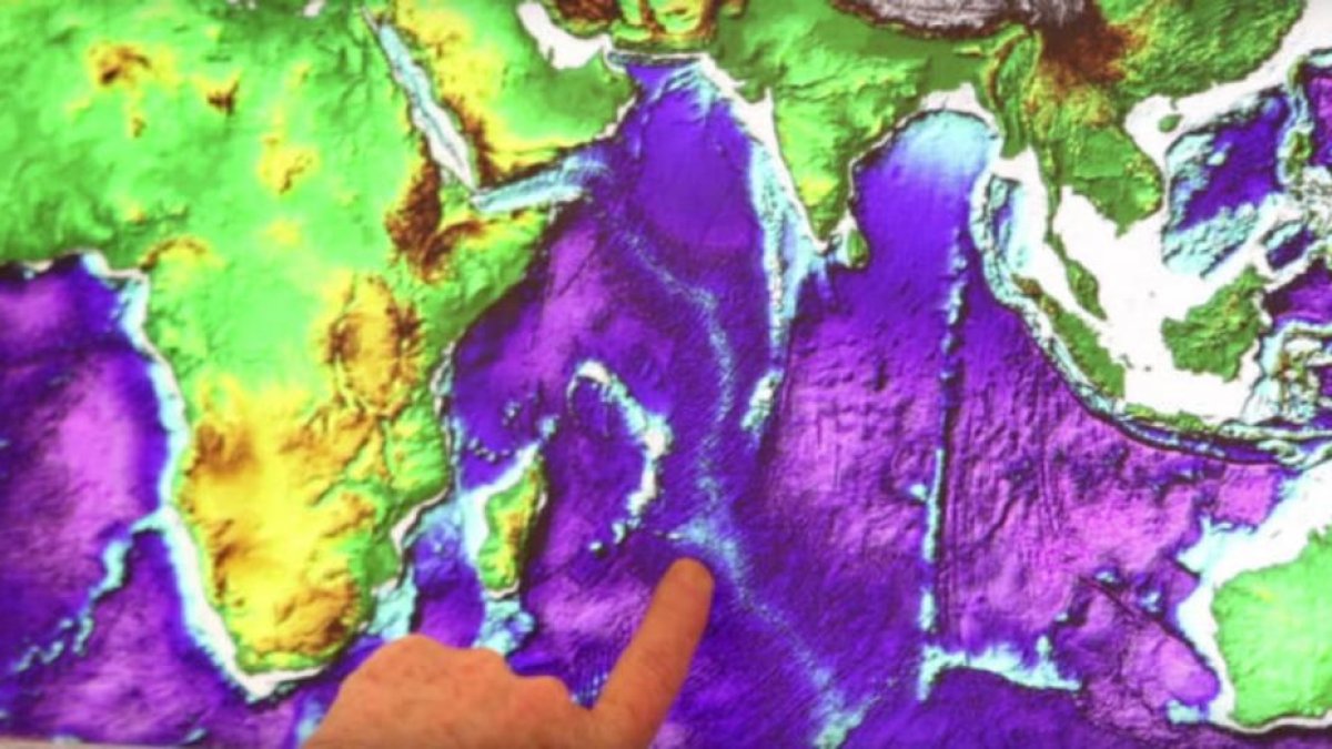 El profesor Lewis Ashwal señala el punto del océano Índico donde, según su investigación, se formó el 'continente perdido' Mauritia.