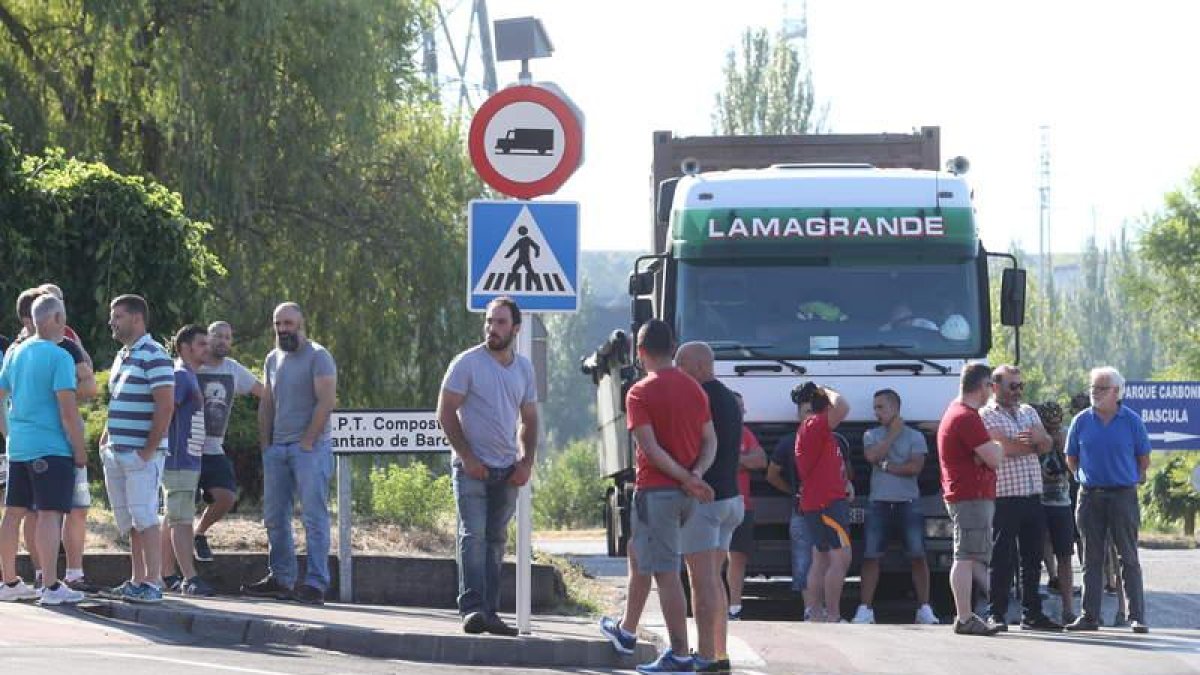 Corte de camiones en Compostilla.