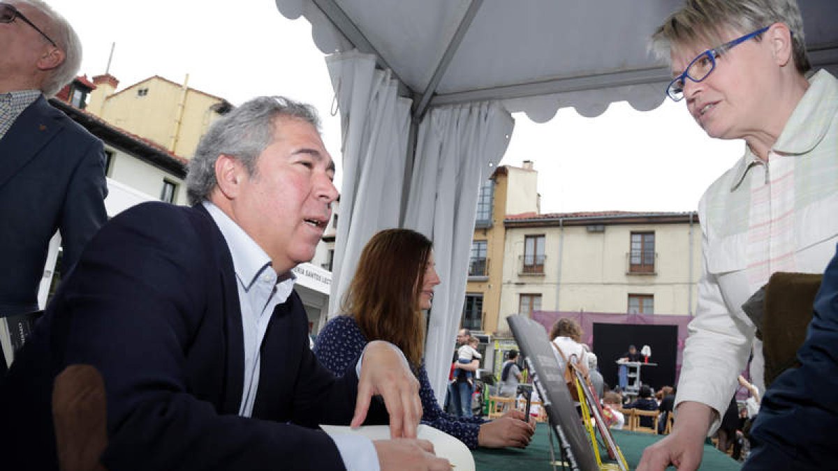 El director del Diario, Joaquín S. Torné, firmando ‘El periodismo hecho jirones’ en la última jornada de la feria. S. P.