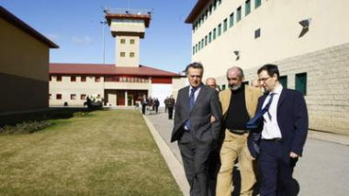 Francisco Álvarez, Santos Llamas y José Manuel Cendón, durante la visita de la jornada de ayer