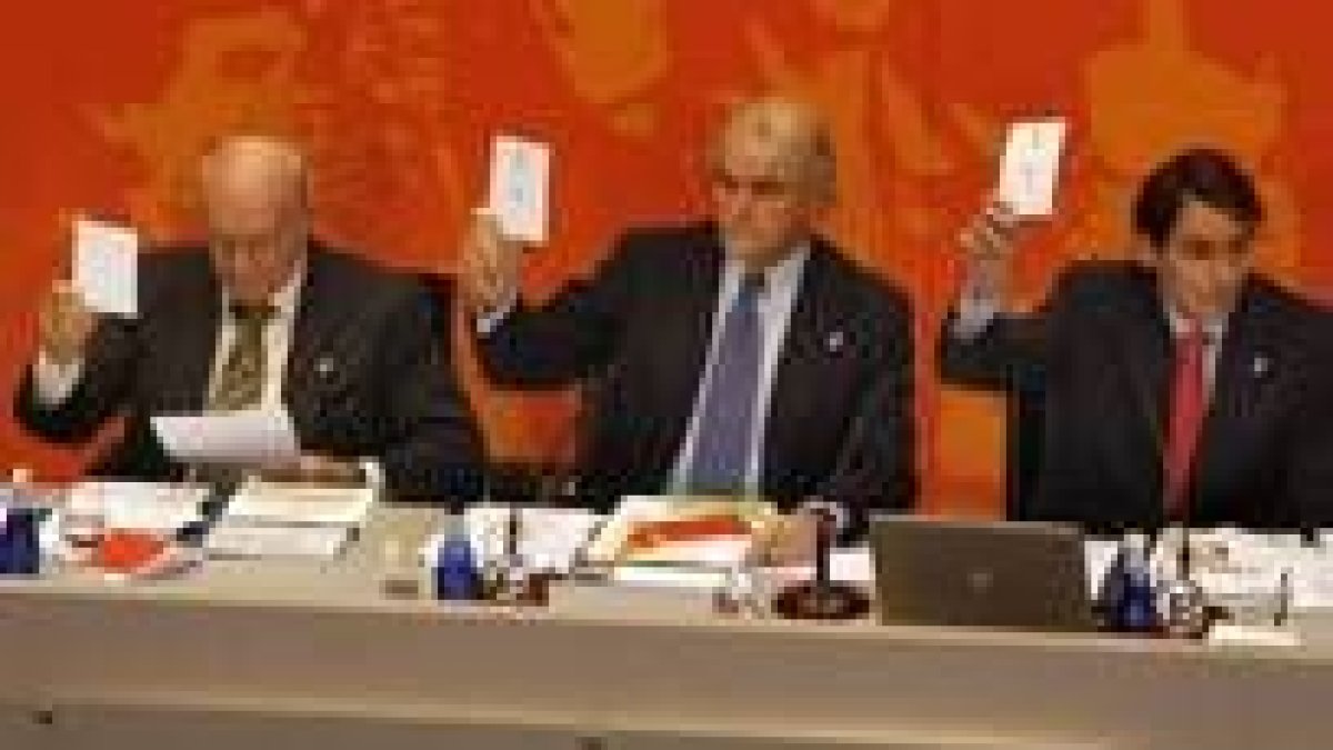 Calderón, flanqueado por Di Stéfano y Antonio Medina, en el momento de votar durante la asamblea