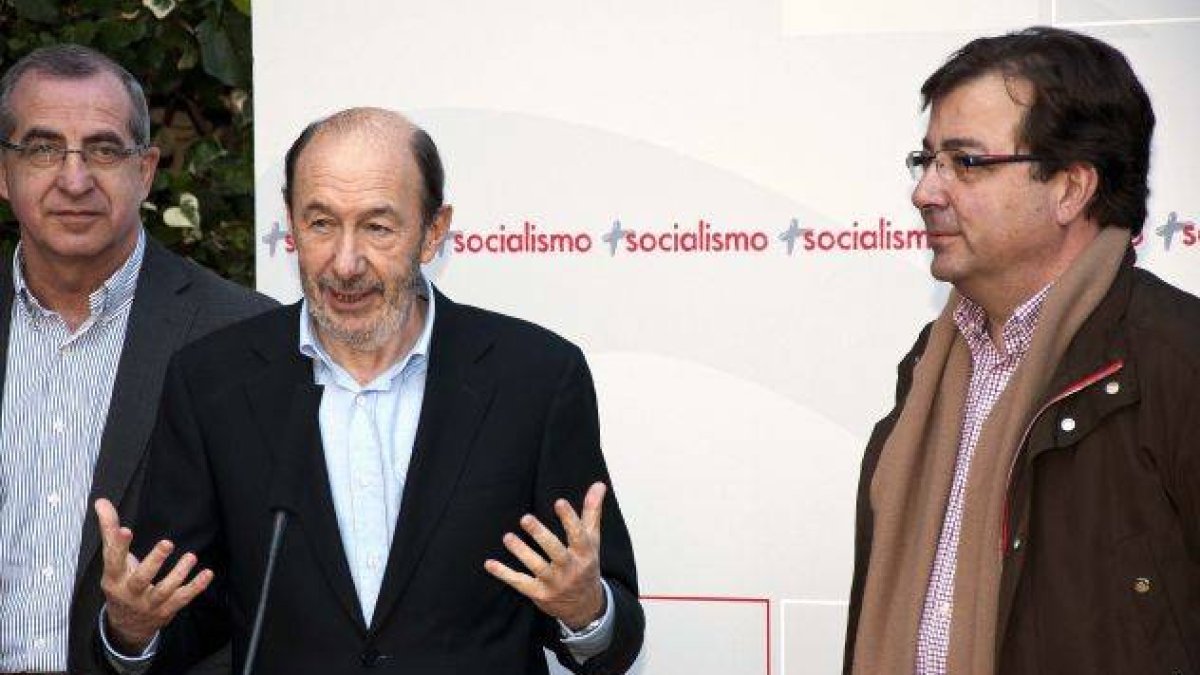 El candidato a la Secretaría General del PSOE Alfredo Perez Rubalcaba (c) se dirige a la prensa momentos antes de reunirse con los delegados de Extremadura.