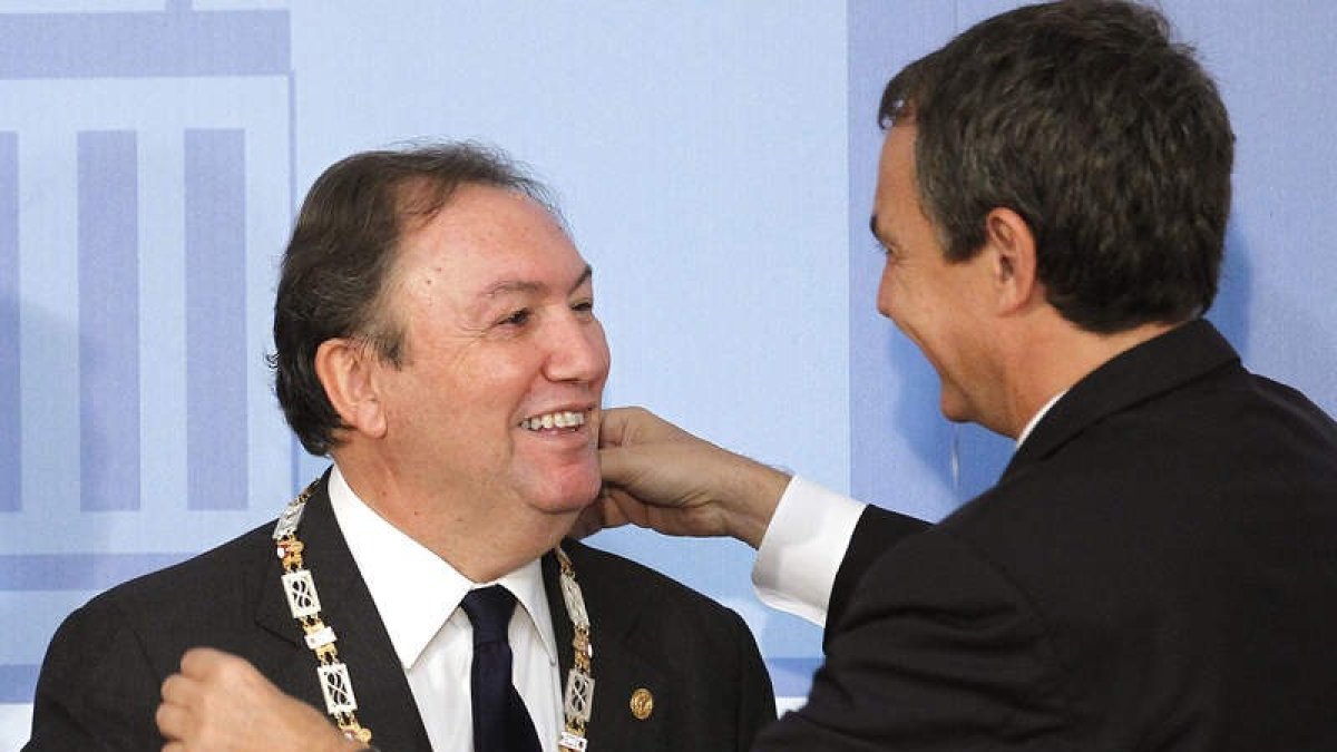 El presidente del Gobierno impone la Cruz de Honor de San Raimundo de Peñafort a Otero Lastres
