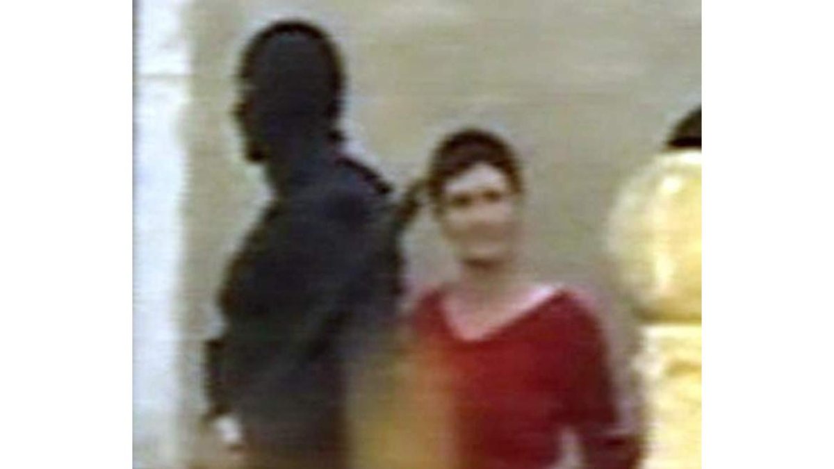 Iparraguirre, trasladada por policías en 2004.
