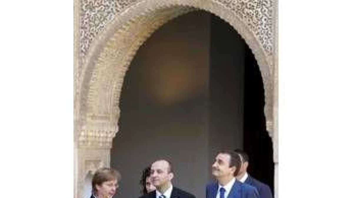 Zapatero y Marcinkiewicz, entre otros, durante su visita a la Alhambra