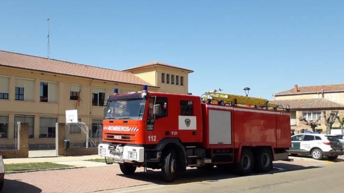 El camión de los bomberos de León a la puerta del instituto de Sahagún.