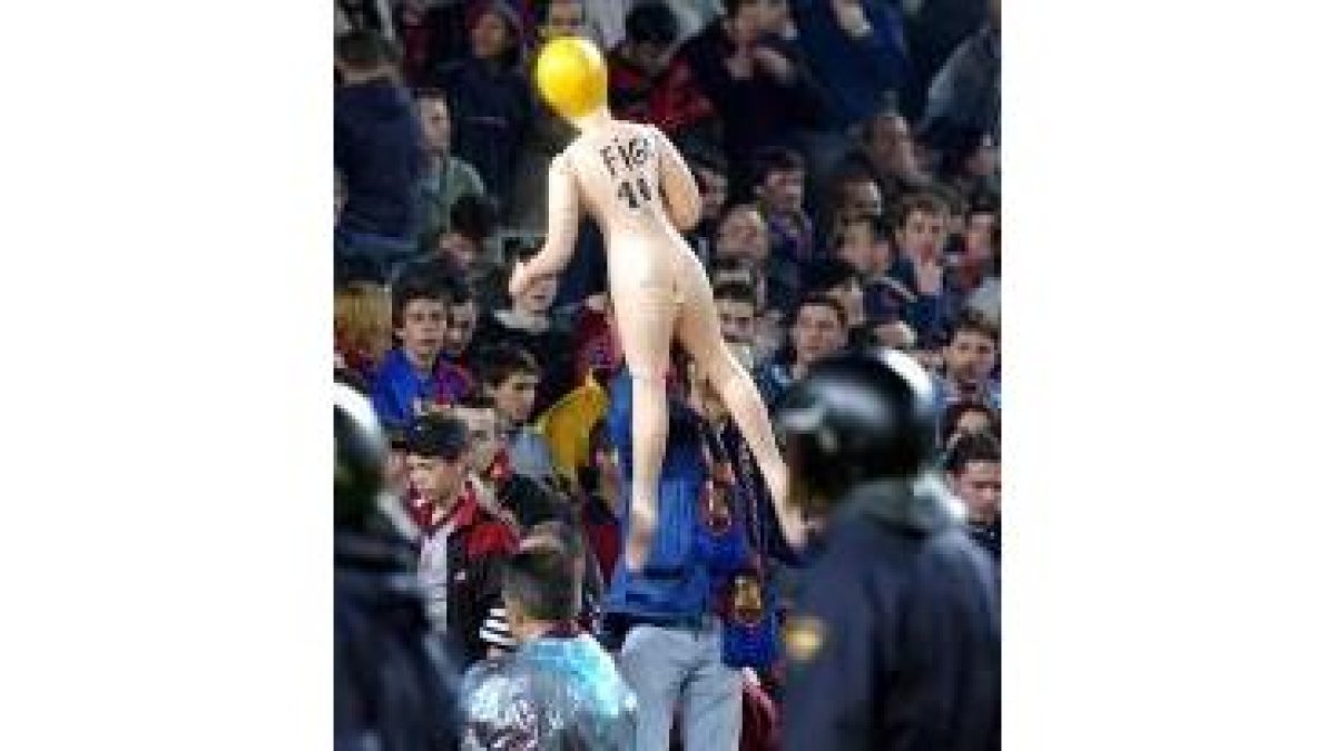 La violencia se apoderó del derbi por excelencia del fútbol nacional