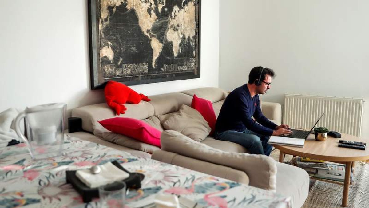 El teletrabajo entra en debate un año después de ser regulado. EMILIO NARANJO