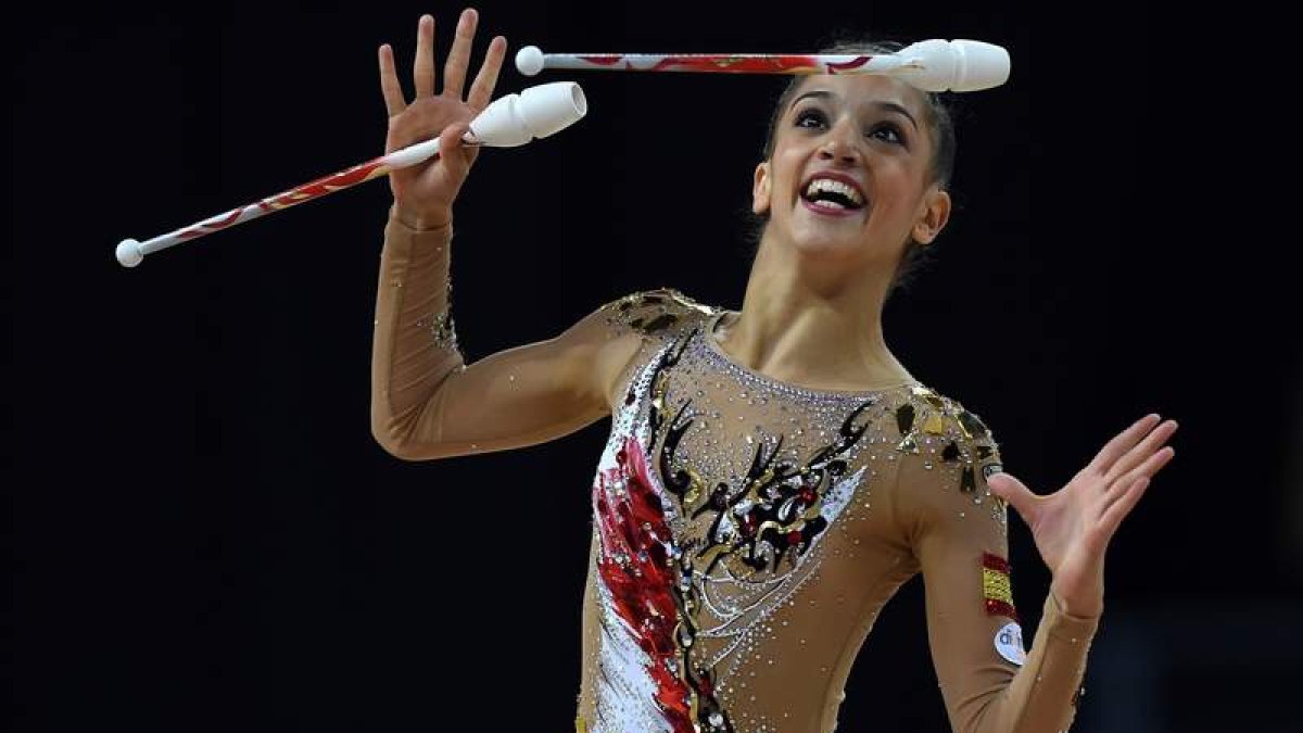 Sara Llana puso punto y final a su presencia en el Mundial con el ejercicio de mazas. TROSHEV