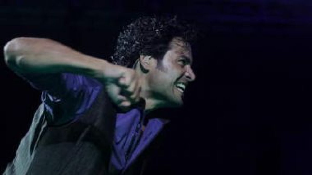 Un momento de la actuación del artista puertorriqueño anoche en el León Arena.