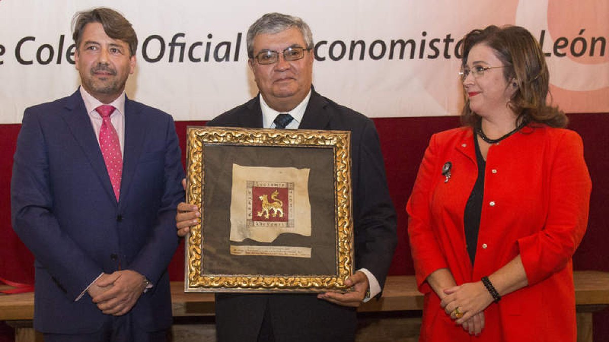 Fernando García Llamas, José Ignacio Bethencourt y Nuria González Rabanal. F, OTERO PERANDONES