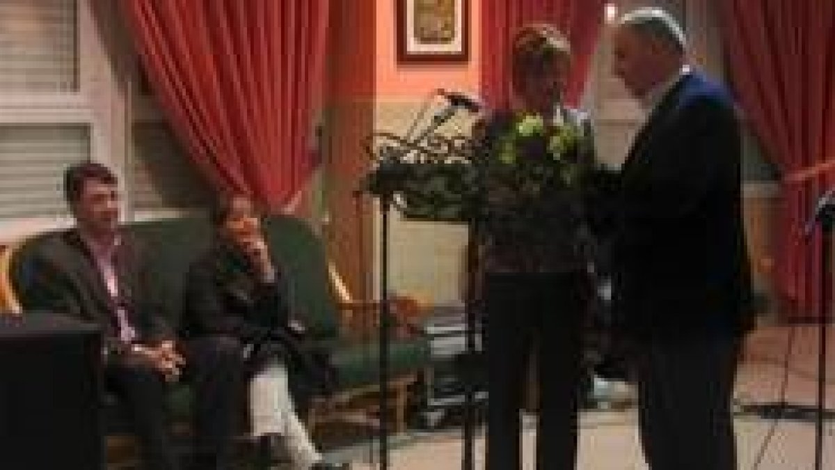 La pregonera Concepción Mallo recibe un ramo de flores del director de la residencia